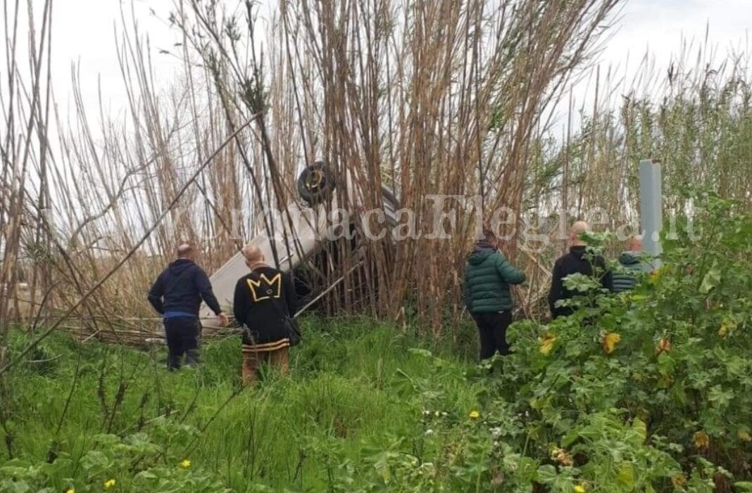 Tragedia sulla Domitiana tra Licola e Varcaturo: muore 21enne – LE FOTO