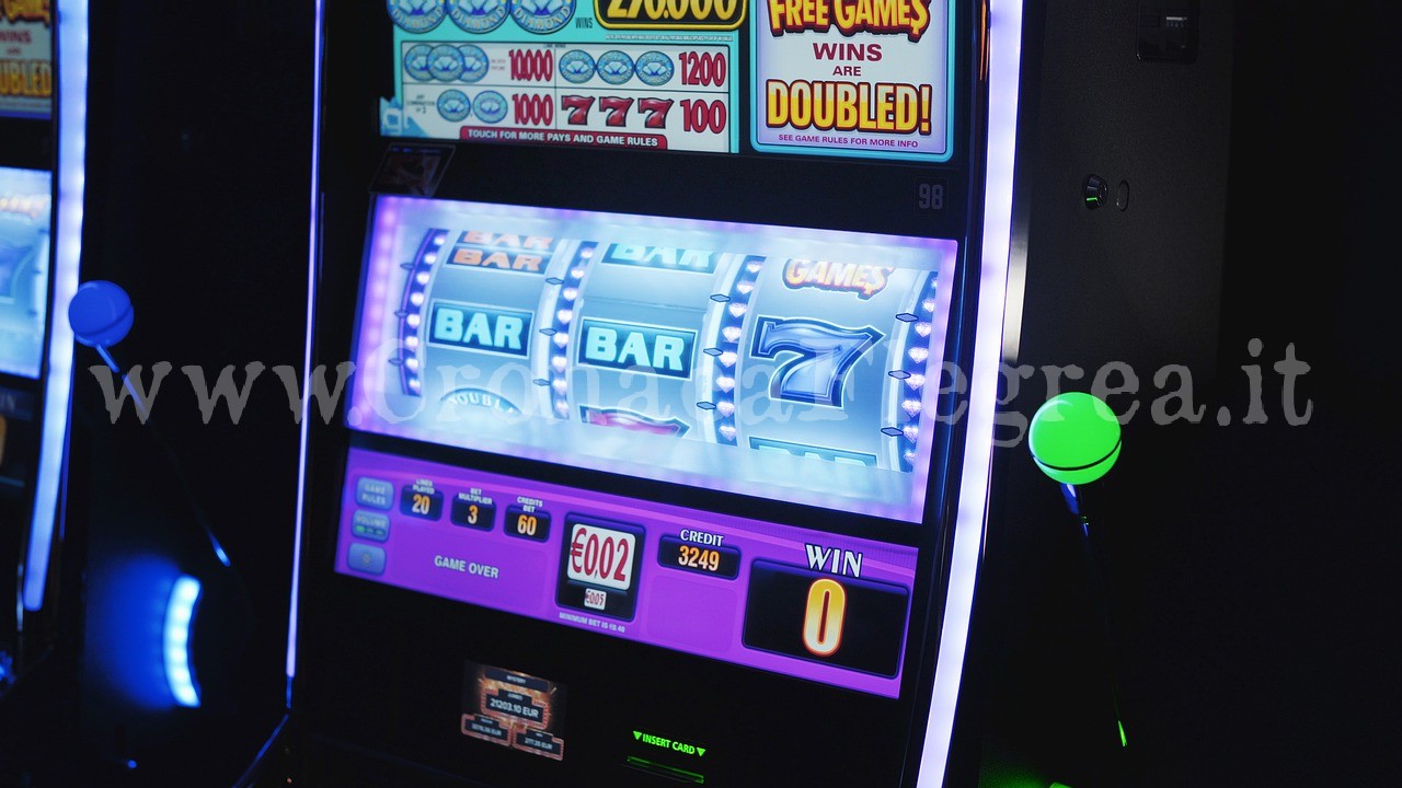 12 slot machine “accese” in un ristorante: 38enne denunciato ad Agnano