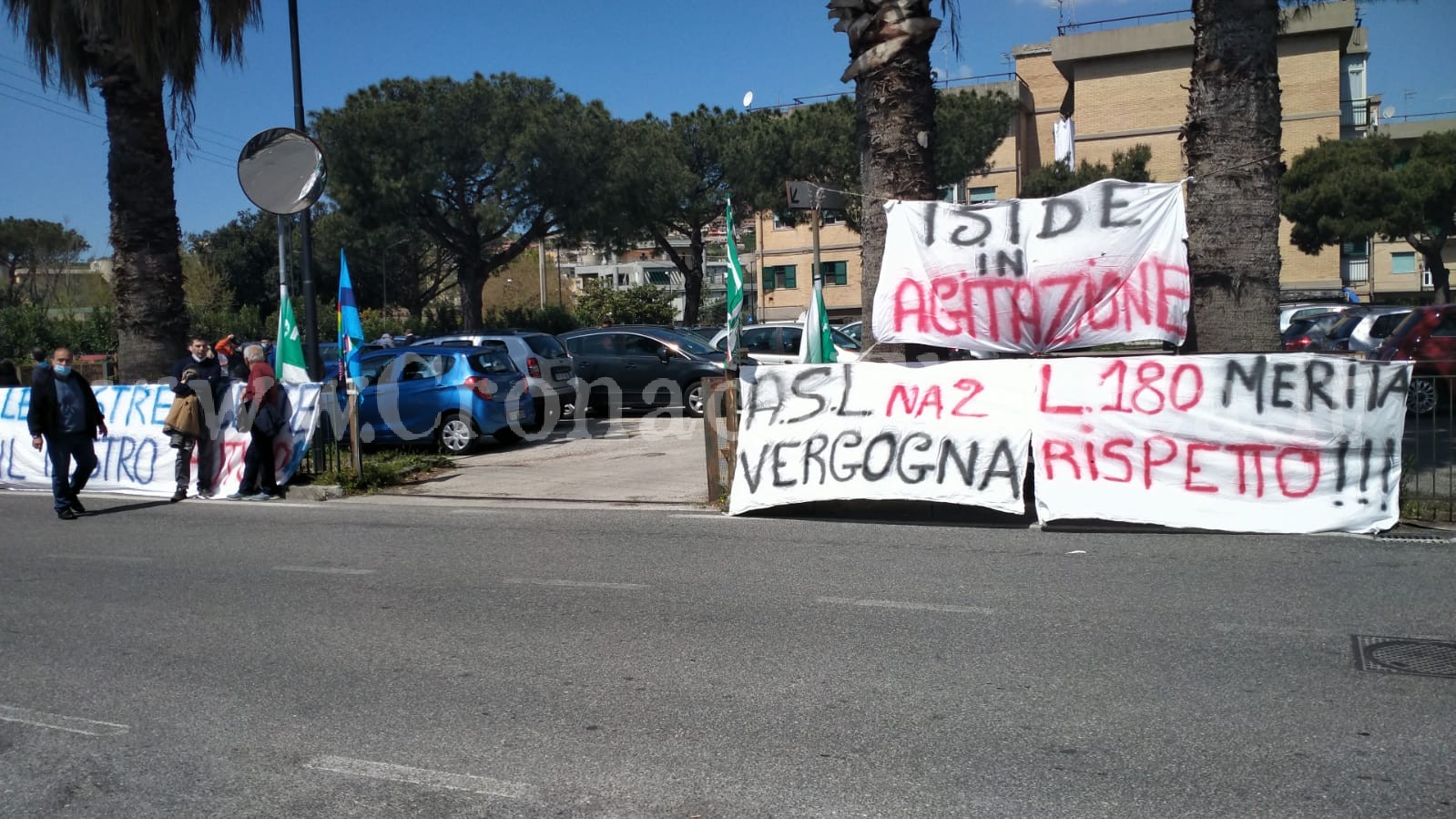 POZZUOLI/ Centri psichiatrici vicini alla chiusura, sit in davanti al Comune – LE FOTO