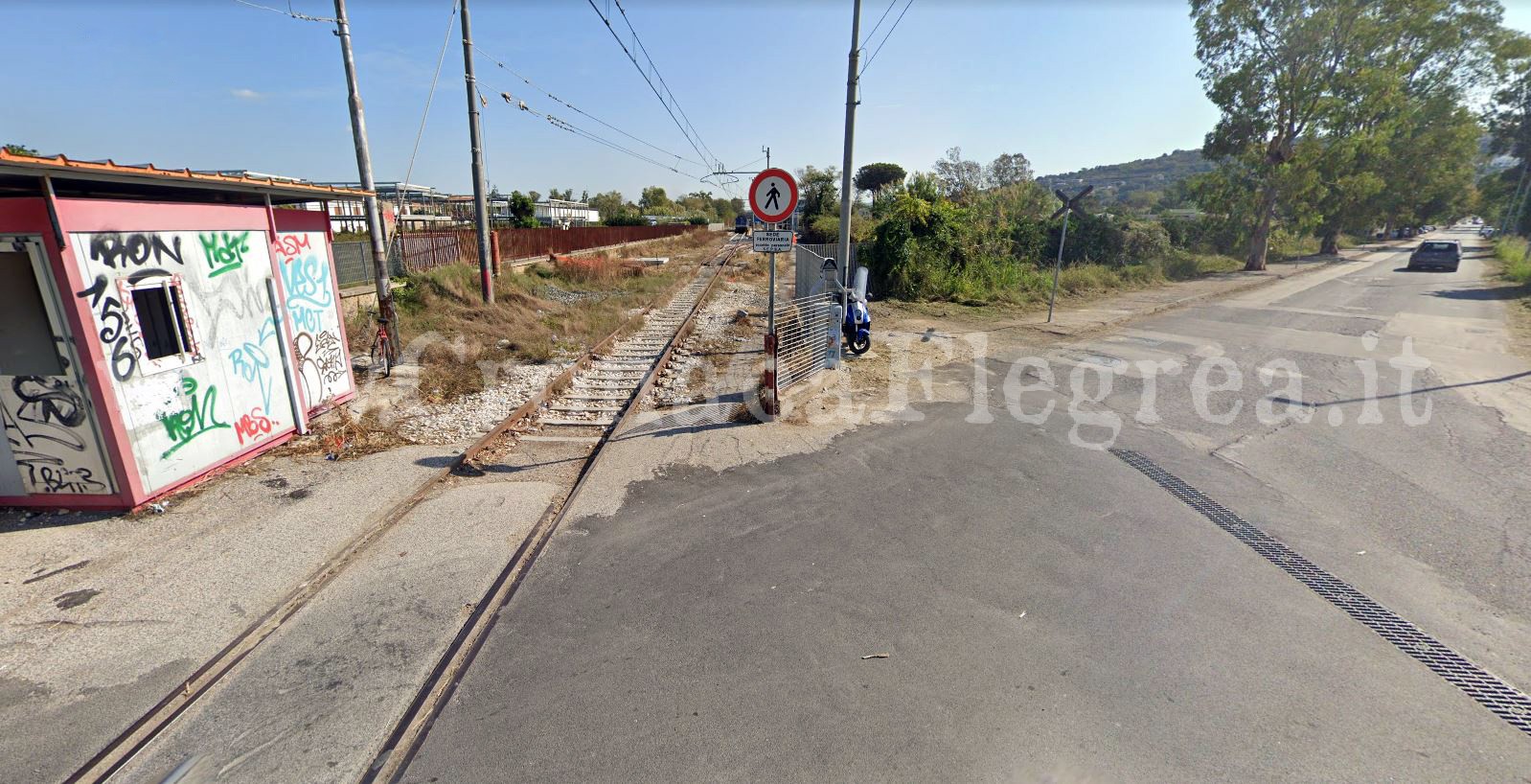 POZZUOLI/ Evade dai domiciliari, ruba un’auto e scappa sui binari della stazione di Licola: inseguito e arrestato