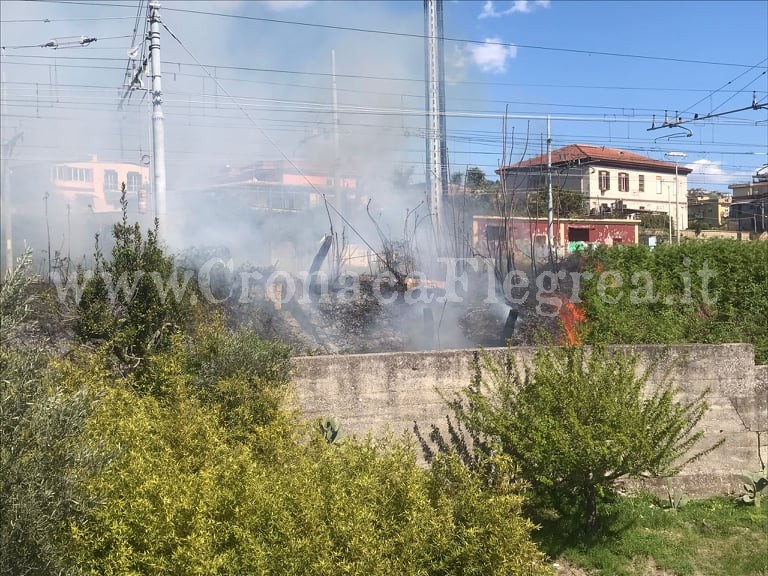 POZZUOLI/ Incendio nei pressi della stazione della Metropolitana – LE FOTO