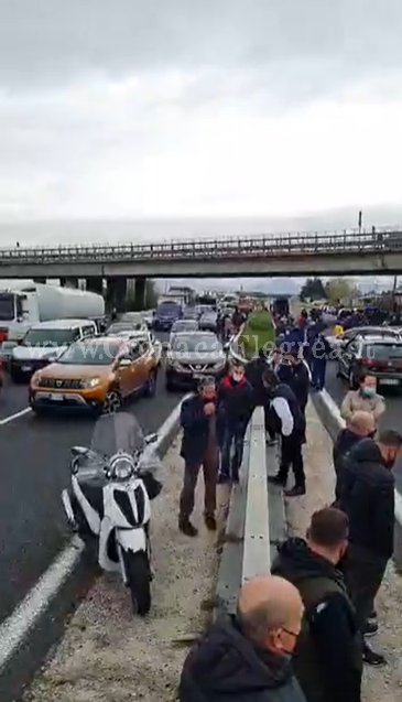 POZZUOLI/ I mercatali bloccano l’A1: «Siamo sul lastrico» – LE FOTO