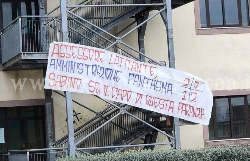 Stadio comunale abbandonato: a Quarto striscioni contro sindaco e assessore – LE FOTO