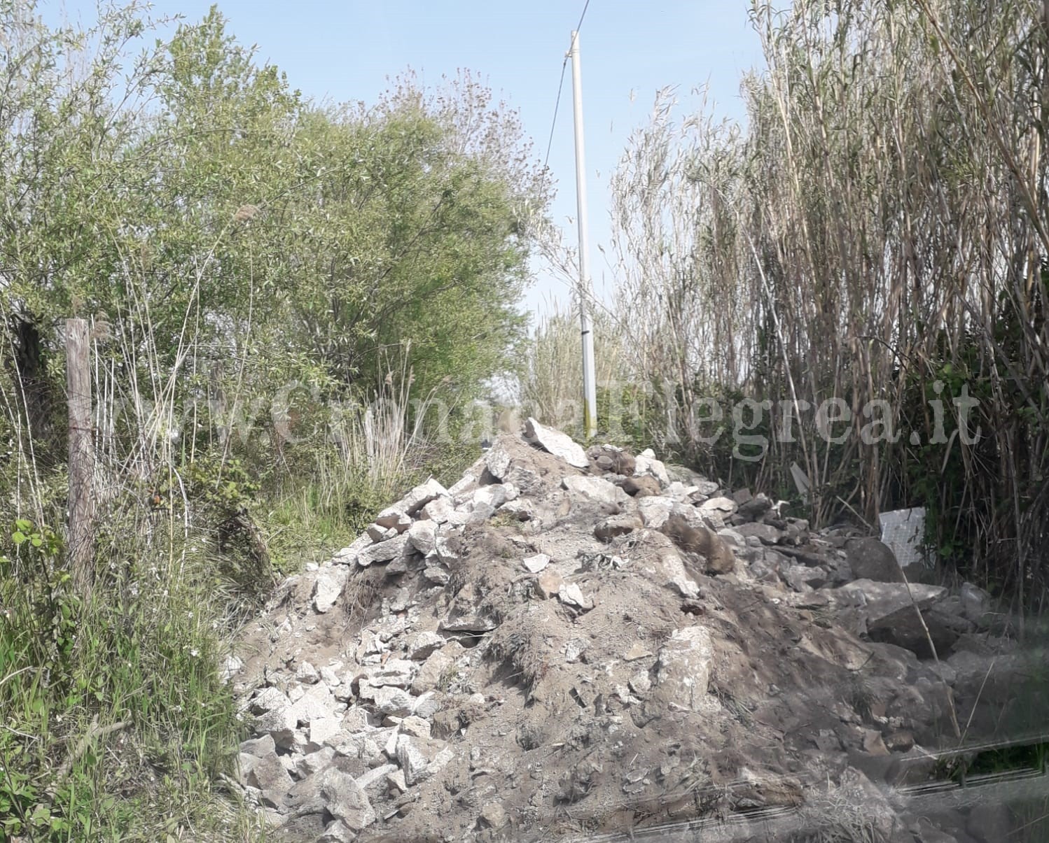 FOTONOTIZIA/ Rifiuti e scarti edili bloccano il passaggio in una strada di Licola