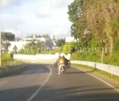 Il pericolo: a Licola in sella sul motorino… e con uno scooter tra le braccia – LA FOTO