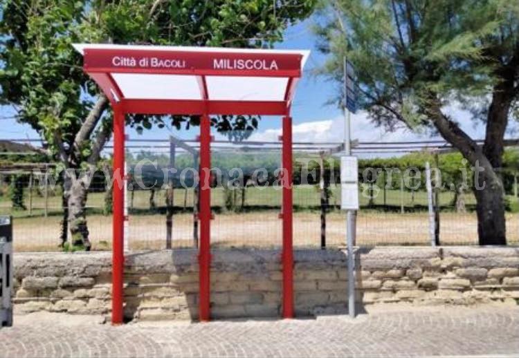 BACOLI/ A Miliscola una pensilina autobus rossa in ricordo delle donne vittime di violenza