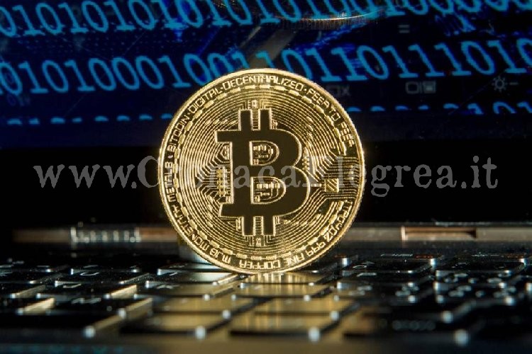 Finto broker vende bitcoin a prezzo d’affare e truffa un anziano: denunciato