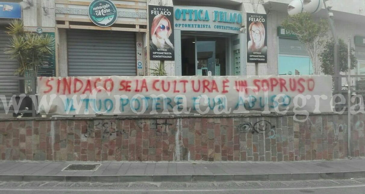 A Pozzuoli striscione contro Figliolia: «Sindaco se la cultura è un sopruso, il tuo potere è un abuso»
