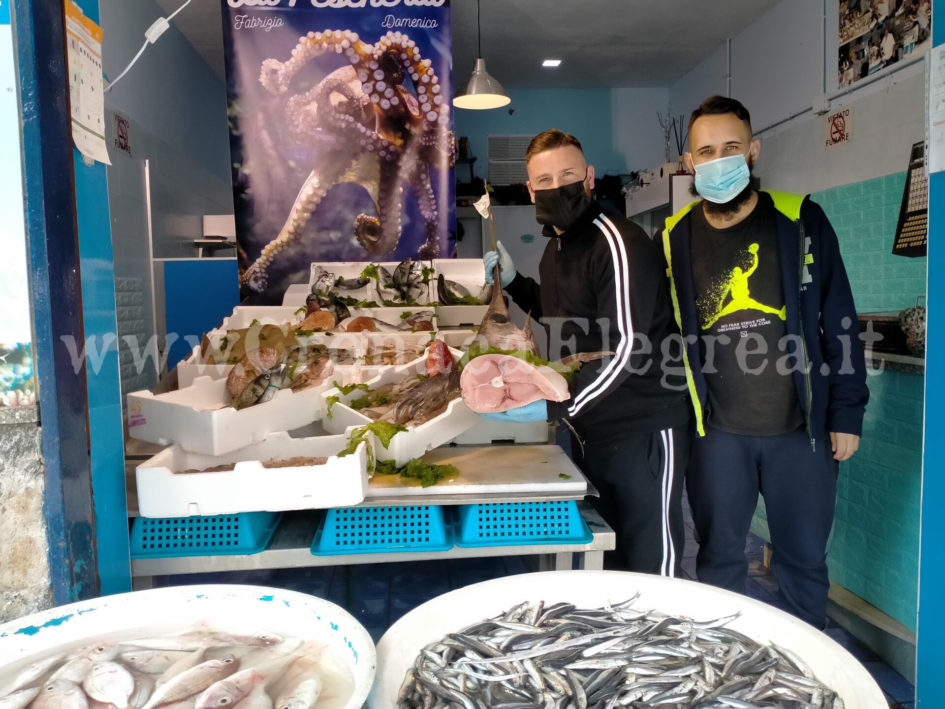 «Ripartiamo più forti di prima!» Pesce fresco tutti i giorni alla Pescheria “Add ‘e guagliun” a Monterusciello