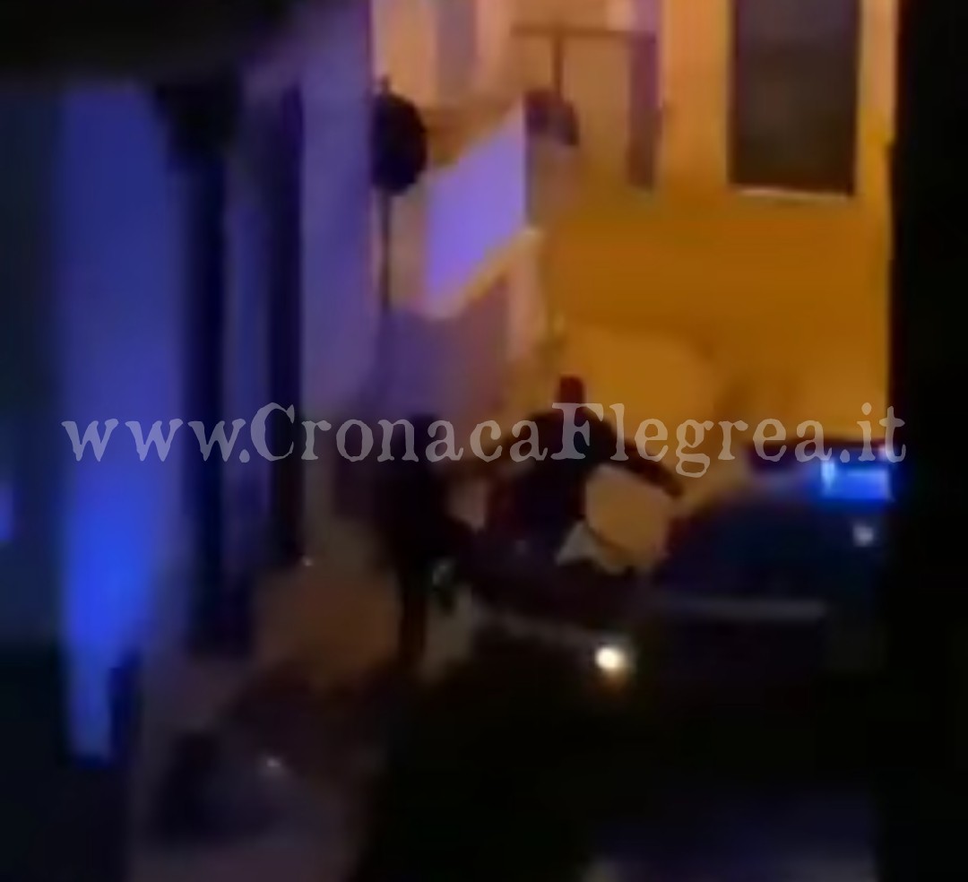 Carabiniere prende a calci un giovane con le mani alzate: il video fa il giro del Web