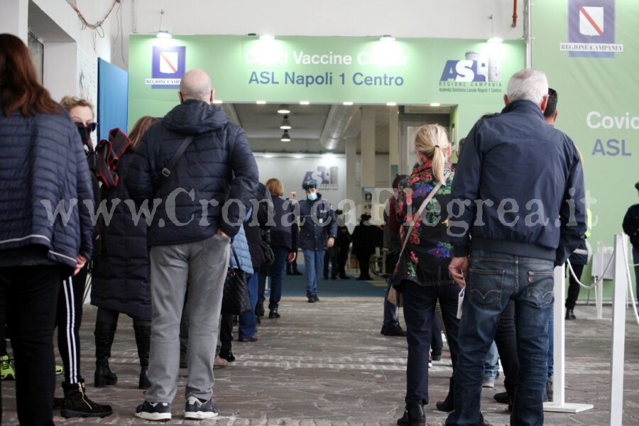 LA FOLLIA/ Pretende di saltare la fila per il vaccino e aggredisce una guardia giurata