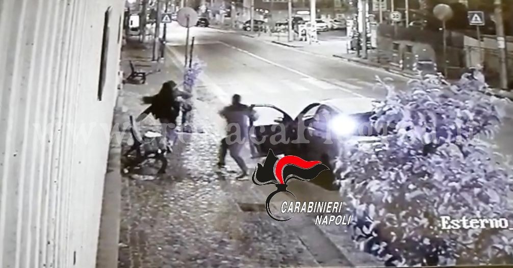 Rapina due ragazze in strada, ma un maresciallo dei carabinieri assiste alla scena: 38enne arrestato