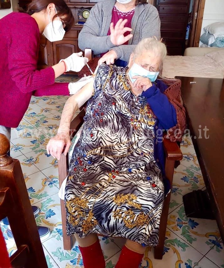 BACOLI/ Nonna Maria si vaccina a 101 anni contro il Covid-19