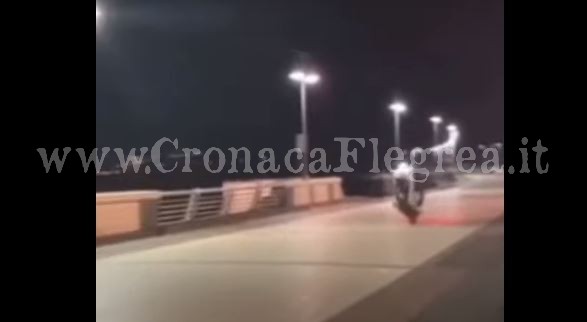 POZZUOLI/ In moto su una ruota: il folle gioco di notte sul lungomare di via Napoli – IL VIDEO