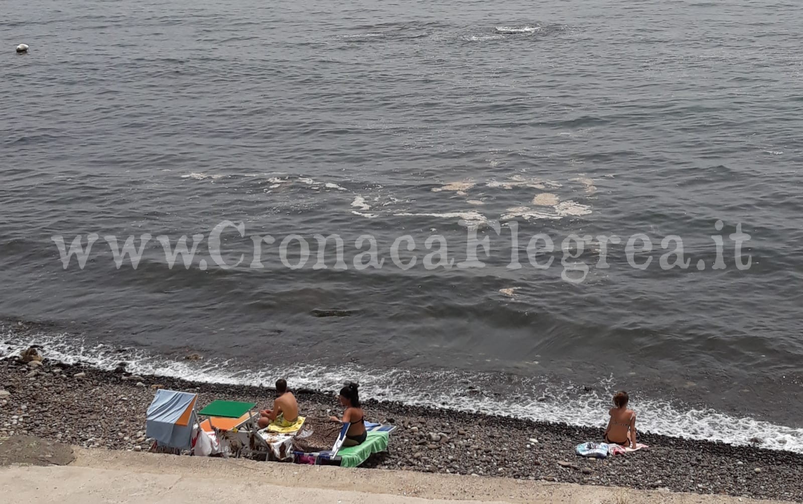 Liquami a mare a via Napoli, la rabbia dei residenti: «Ora basta»
