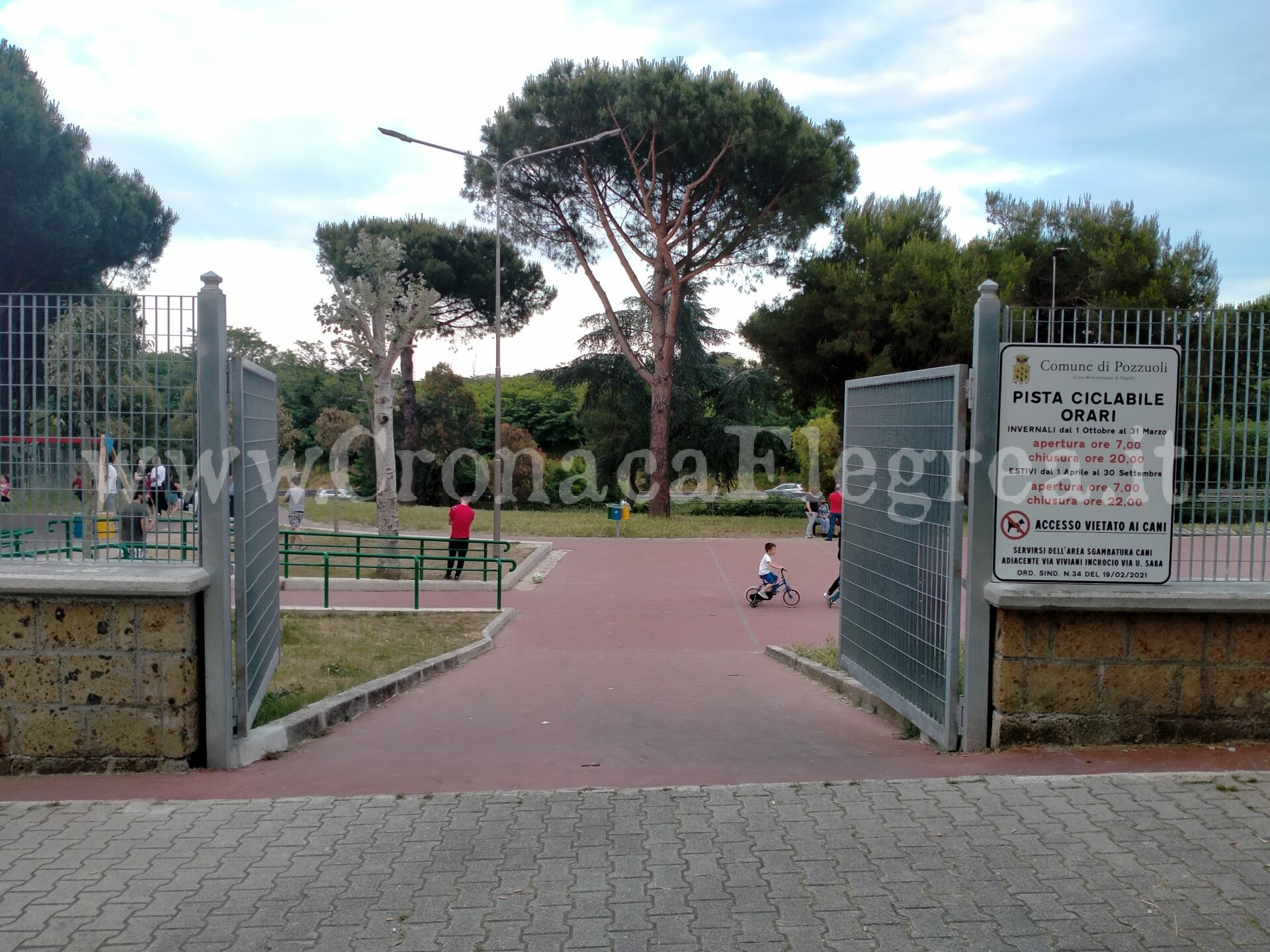 POZZUOLI/ «Vegetazione infestante» rovina la pista ciclabile di Monterusciello: partono i lavori di sistemazione