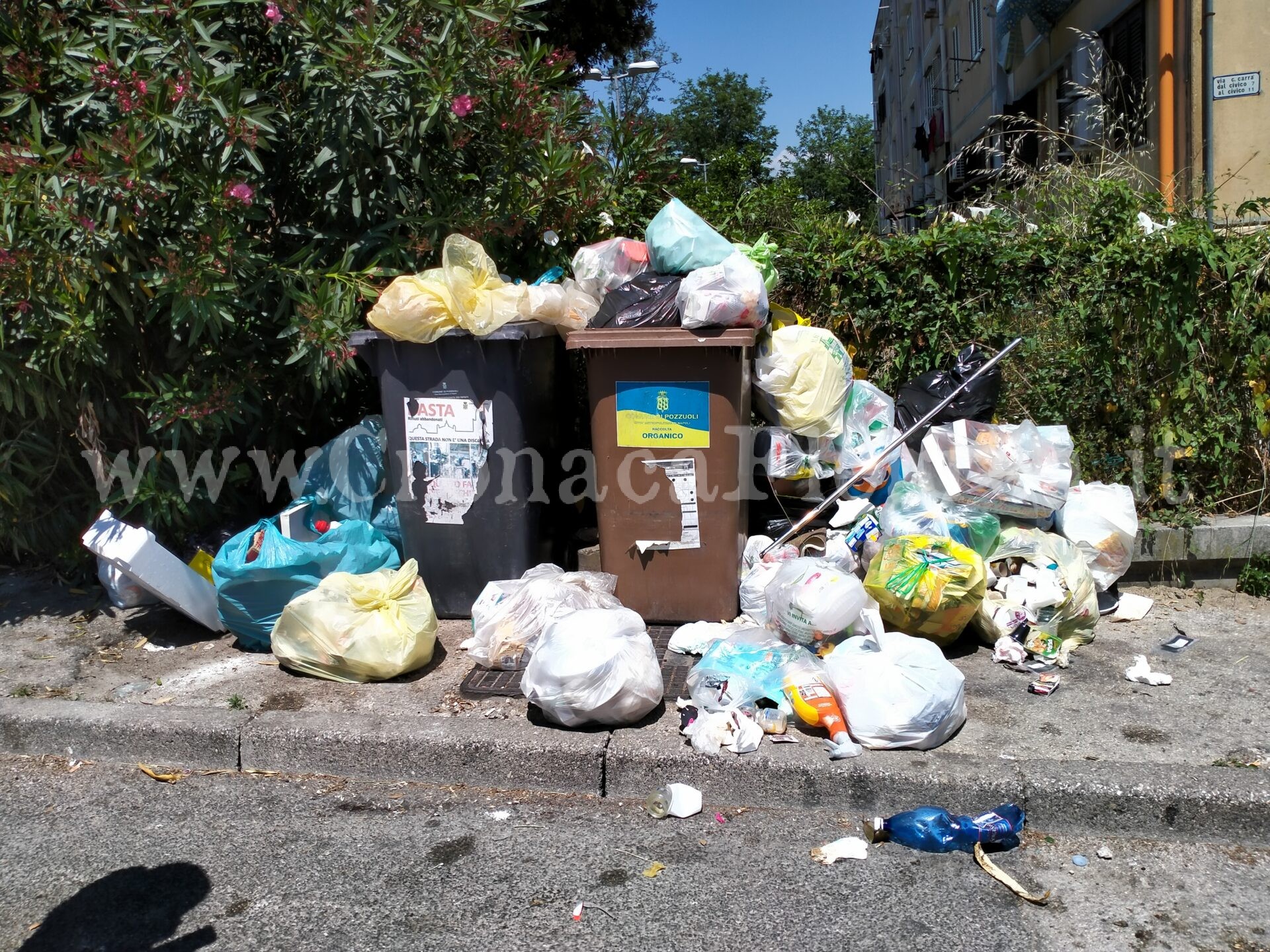POZZUOLI/ Raccolta a singhiozzo: Monterusciello invaso dai rifiuti – LE FOTO