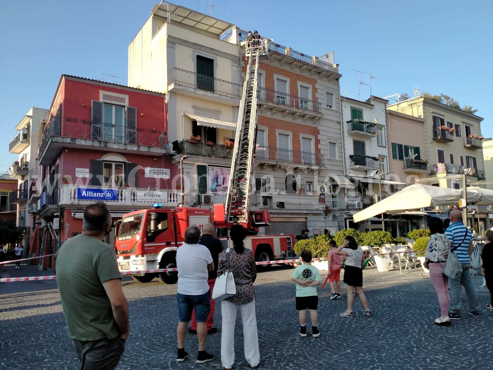 Cadono calcinacci nel centro storico di Pozzuoli: intervengono i vigili del fuoco