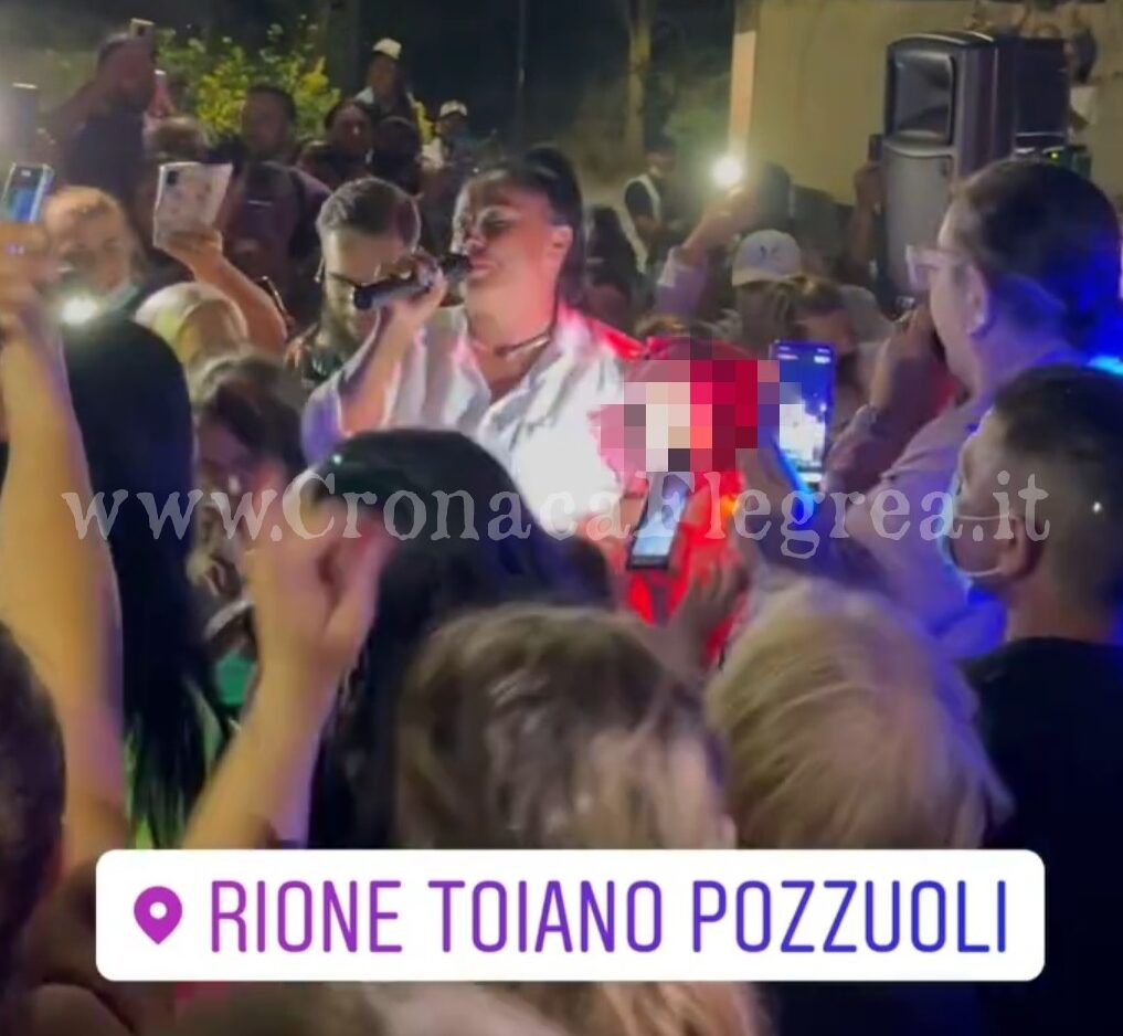 Festa trash a Pozzuoli: canti e balli in strada con neomelodici e la tiktoker De Crescenzo – FOTO e VIDEO