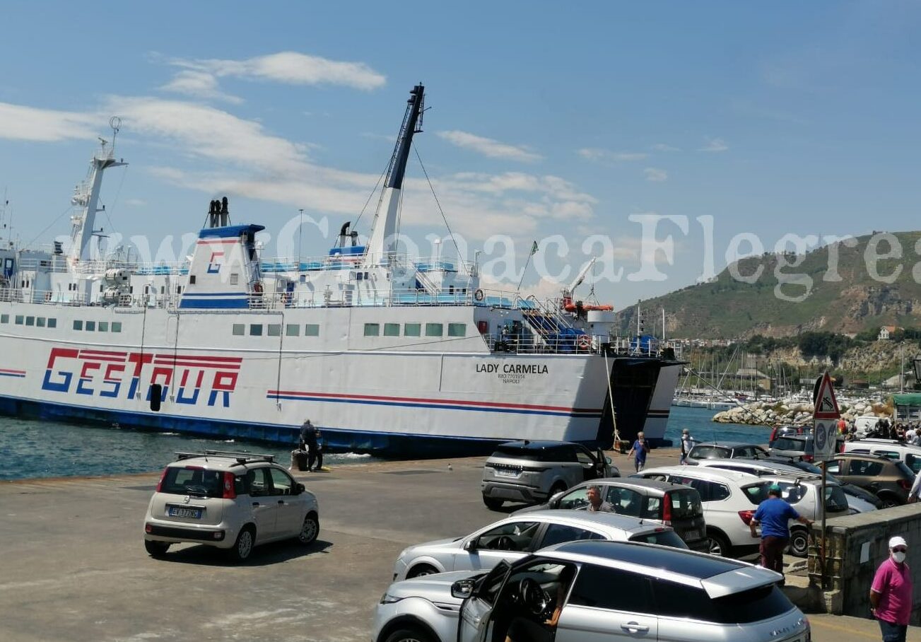 Il portellone non si apre: turisti bloccati sul traghetto nel porto di Pozzuoli – LE FOTO