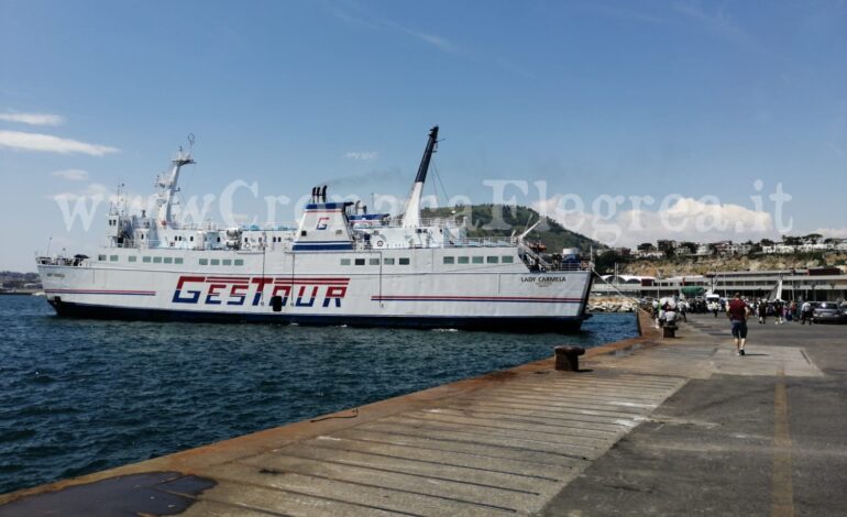 La denuncia: «Lavoratori lasciati sulla banchina del porto di Pozzuoli»