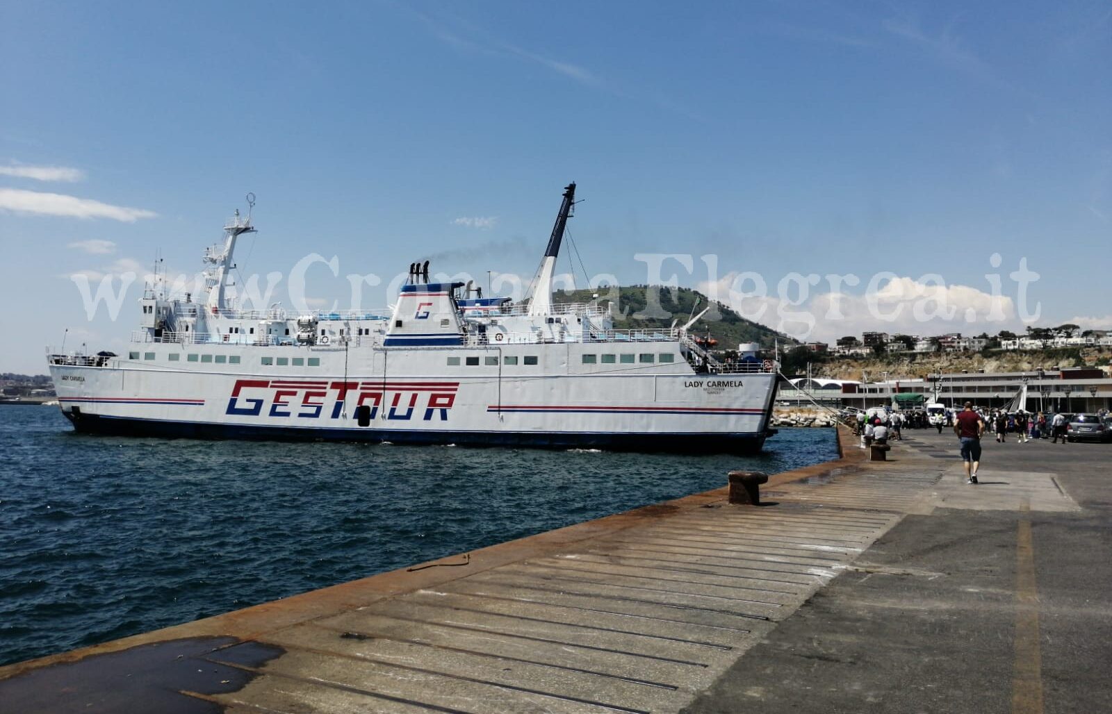 La denuncia: «Lavoratori lasciati sulla banchina del porto di Pozzuoli»