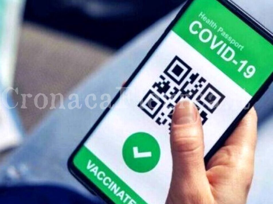 Allarme della Polizia Postale: gira su WhatsApp un falso messaggio con Green Pass Covid