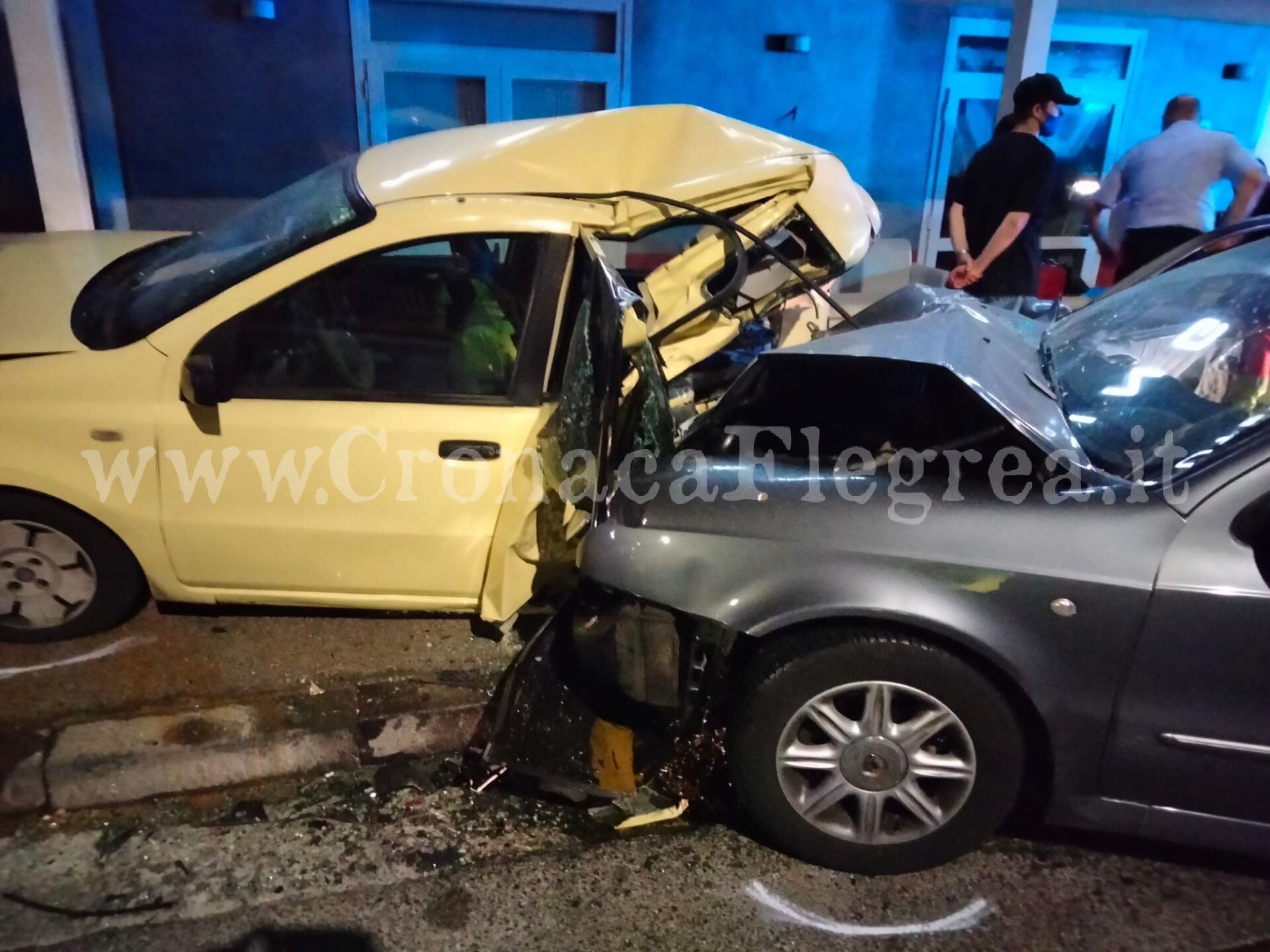 POZZUOLI/ Si schianta contro due auto parcheggiate in via Campi Flegrei: 3 feriti – LE FOTO