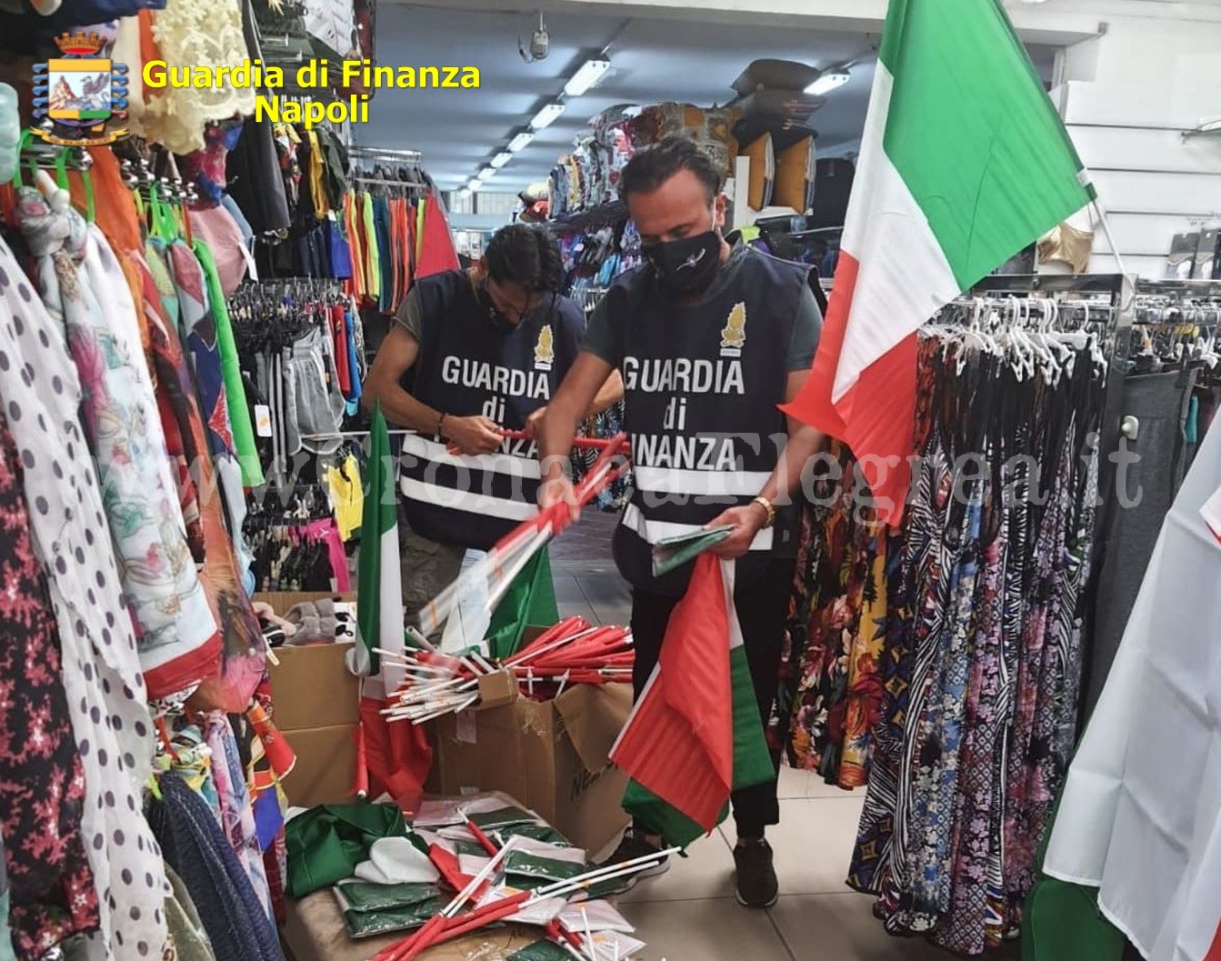 Maglie e gadget degli Europei falsi: sequestrati un milione e 600mila pezzi – LE FOTO