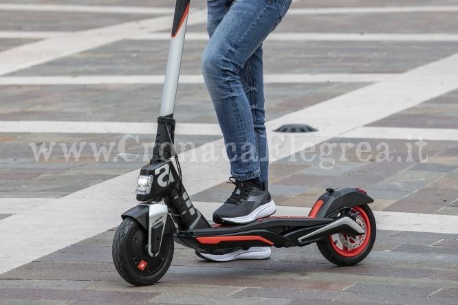 «Sono pericolosi» Bici elettriche e monopattini vietati sul lungomare di Pozzuoli