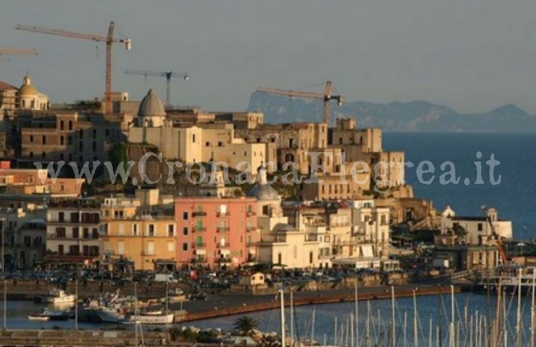 Apre a Pozzuoli la seconda attività commerciale interamente dedicata al Rione Terra – LE FOTO