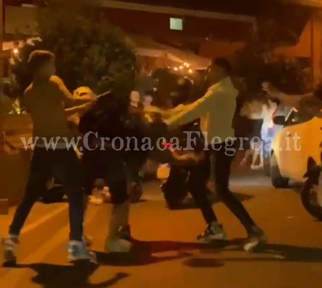 Rissa con caschi e tirapugni tra bande di giovani a Bacoli: un ferito – IL VIDEO DELLE VIOLENZE