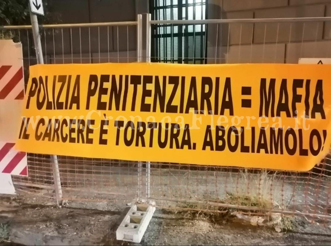 «Polizia penitenziaria=Mafia», lo striscione davanti al carcere di Pozzuoli