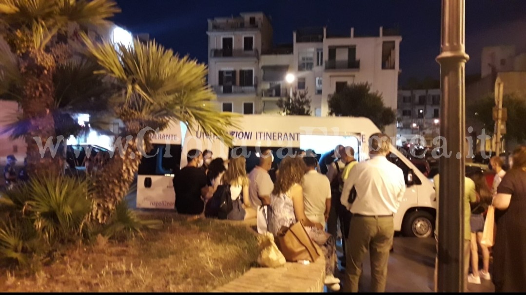In centinaia a Pozzuoli per le vaccinazioni a Piazza a mare