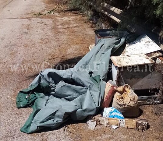 A Licola mare una discarica con sex toys nello spazio del mercatino – LE FOTO