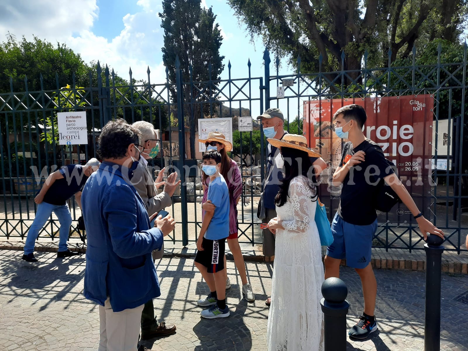 Dopo l’incendio caos all’esterno dell’Anfiteatro di Pozzuoli, turisti fuori dai cancelli – LE FOTO
