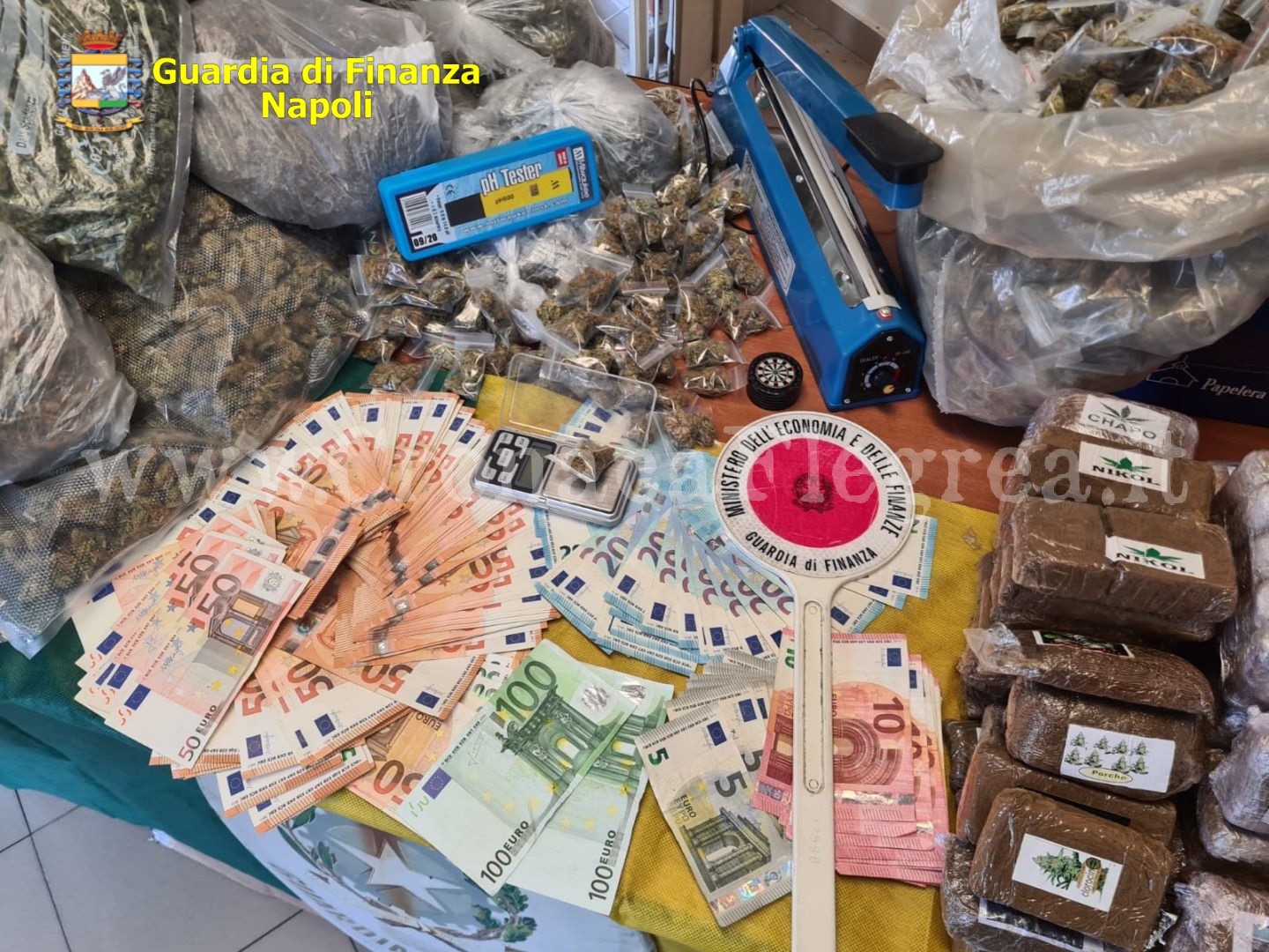 Blitz della Finanza di Pozzuoli: 3 spacciatori arrestati, in una fossa trovati 22 kg di hashish e marijuana