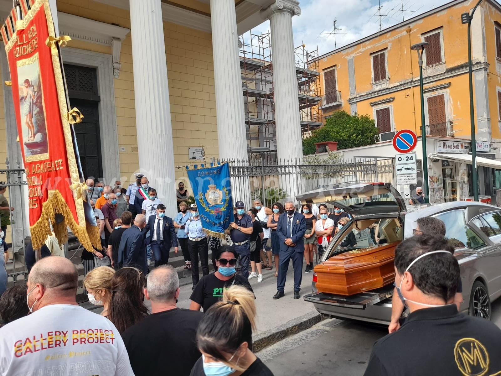 In centinaia ai funerali di Carlo Riccio, l’eroe di Torregaveta