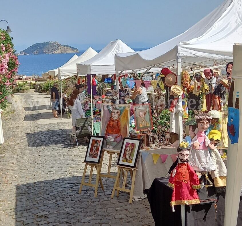 POZZUOLI/ Alle rampe Cappuccini è in scena il mercatino artigianale