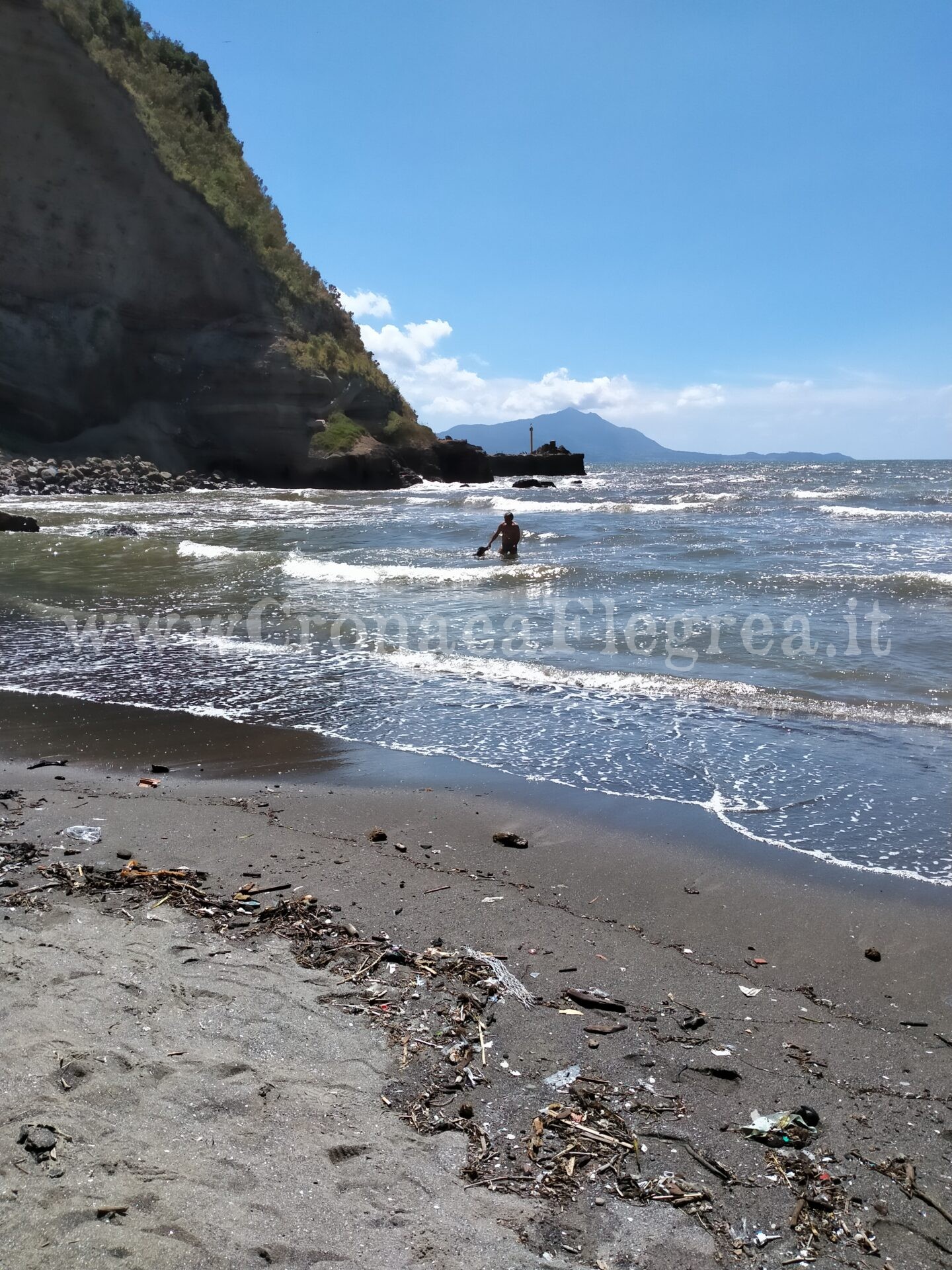 «Addio Carlo, eroe dei nostri giorni. Monte di Procida non ti dimenticherà»