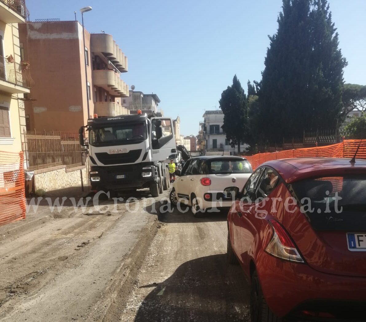 I LETTORI SEGNALANO/ «Lavori in via Solfatara, è il caos totale. Noi residenti intrappolati per ore»