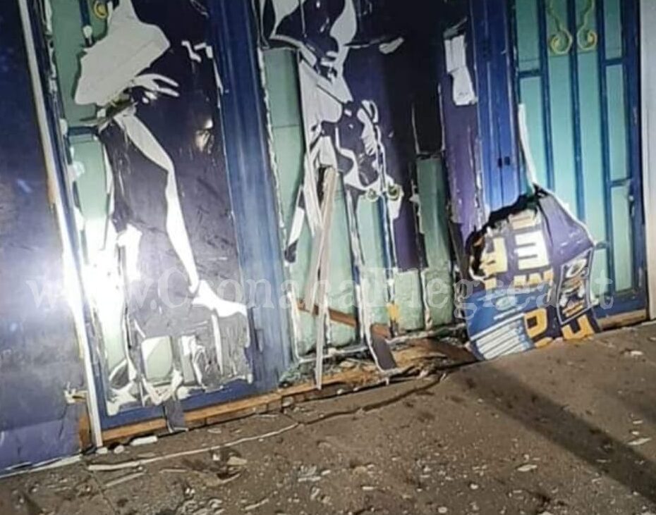 POZZUOLI/ Bomba nella notte a Monterusciello: danneggiato centro scommesse – LE FOTO