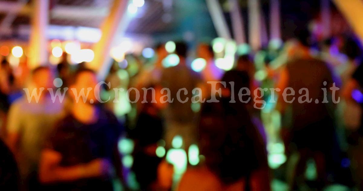 POZZUOLI/ Oltre 800 persone assembrate e senza mascherine: chiusi 2 locali a Licola mare