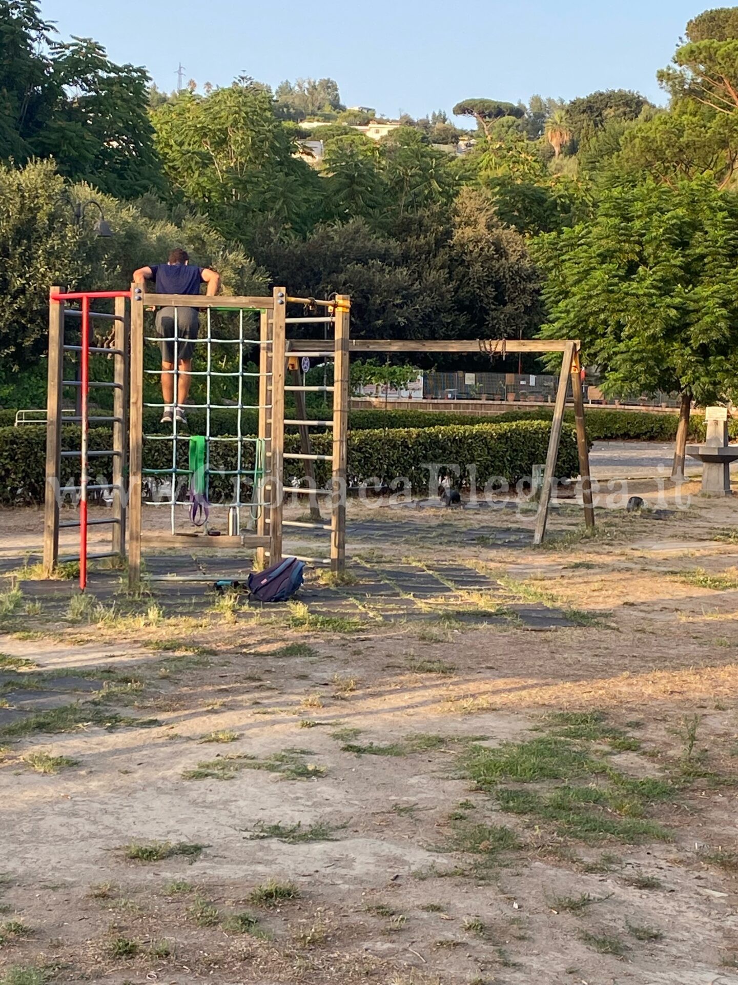 «A Pozzuoli le ultime giostrine in balìa di tutti. E di un custode nemmeno l’ombra»