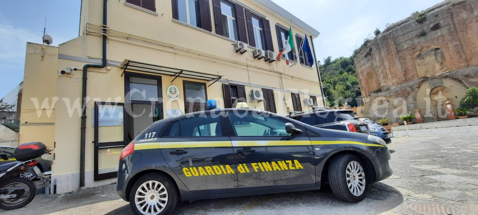 BACOLI/ Finanza scopre lido abusivo a Marina Grande: sequestrati lettini e sdraio, denunciata 58enne