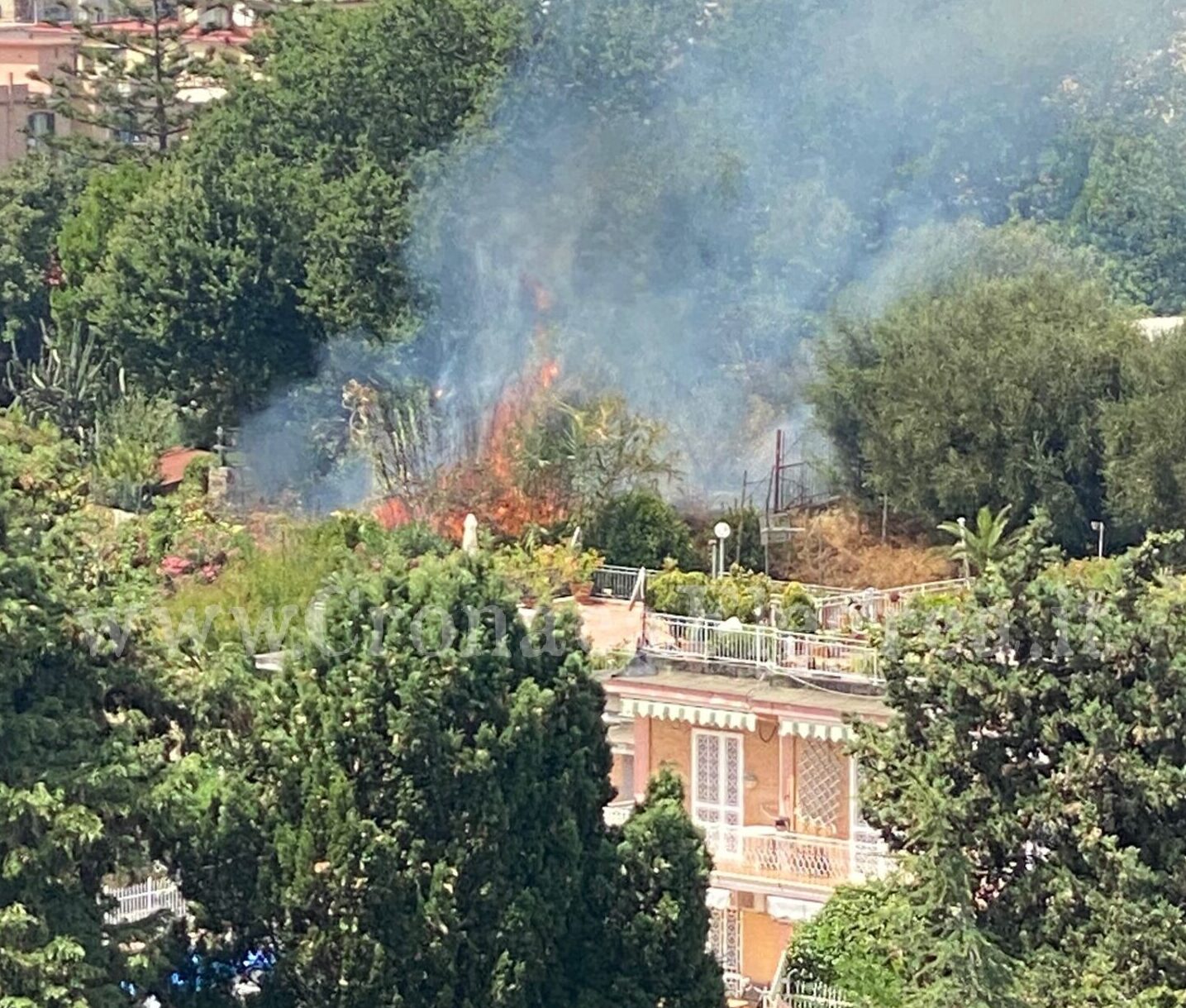 POZZUOLI/ Incendio in via Vecchia San Gennaro: paura tra i residenti