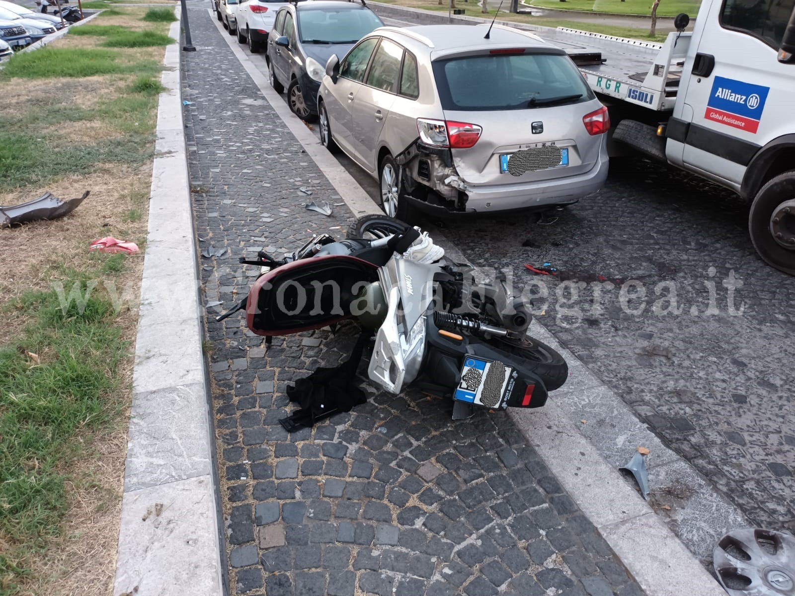 POZZUOLI/ Schianto tra auto e scooter a via Napoli: gravi due giovani – LE FOTO