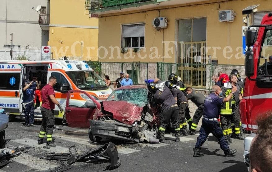 Schianto frontale a Pozzuoli: giovane in gravi condizioni, ferita un’intera famiglia. Il “giallo” della terza auto – LE FOTO