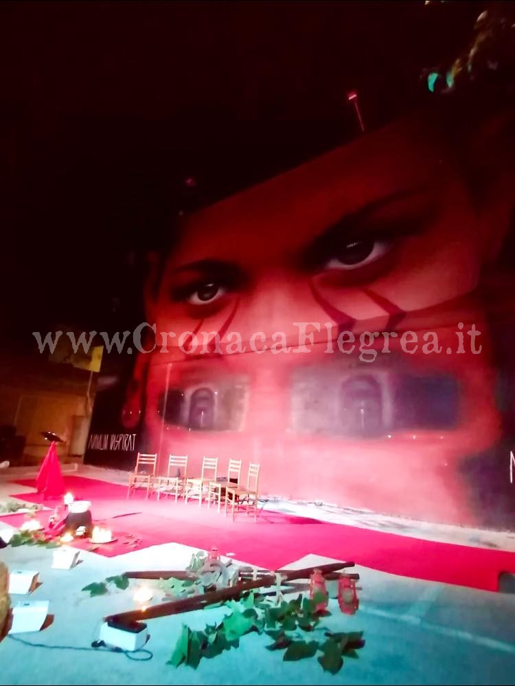 BACOLI/ La Sibilla di Jorit si illumina di rosso in ricordo delle donne vittime di violenza