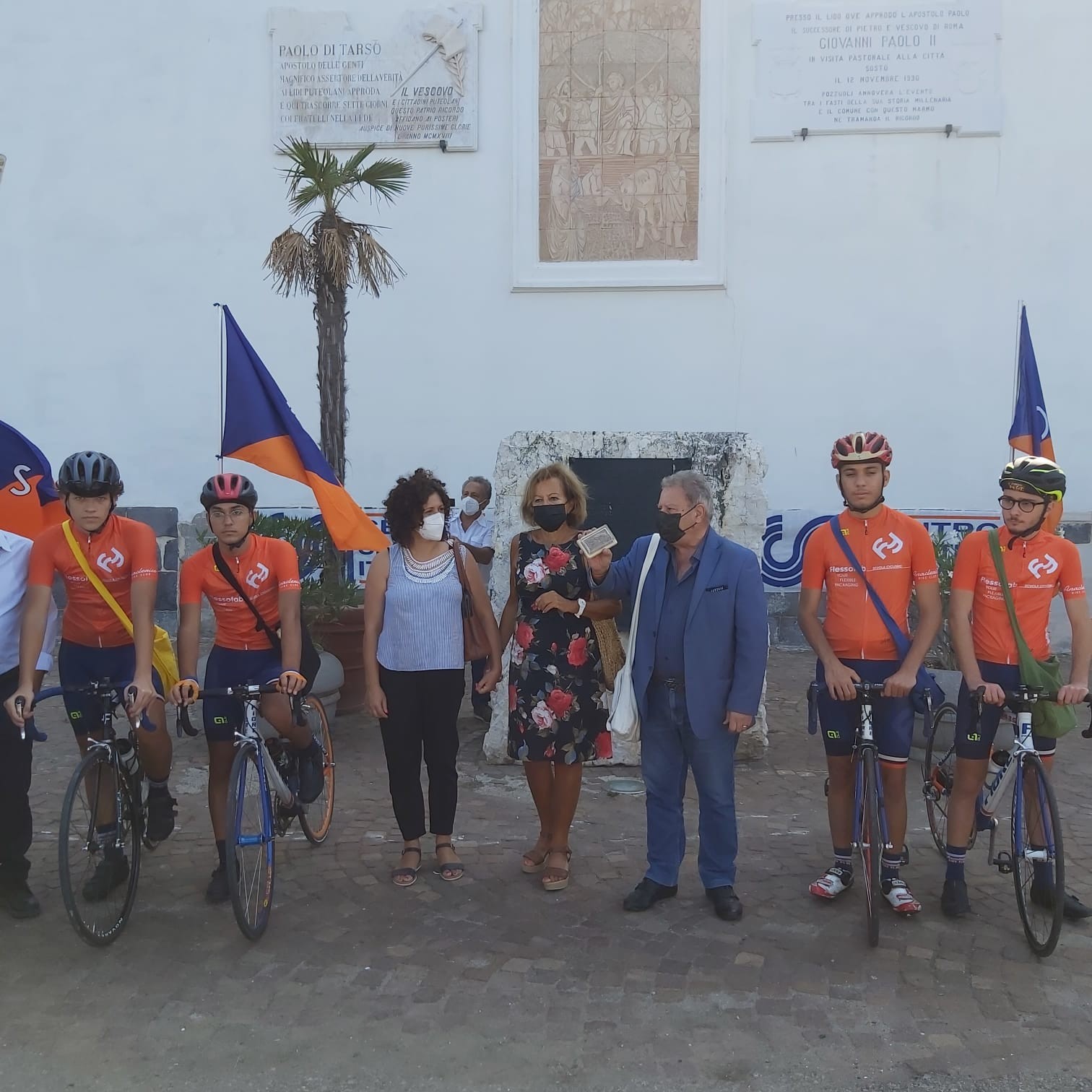 POZZUOLI/ La carovana in bici del “Mattone per il mondo” sul cippo di San Paolo